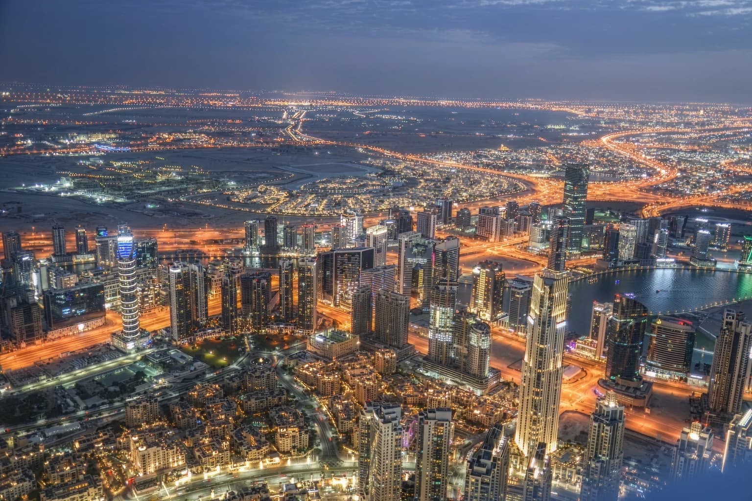 夜のドバイ・ダウンタウンに広がる摩天楼の夜景