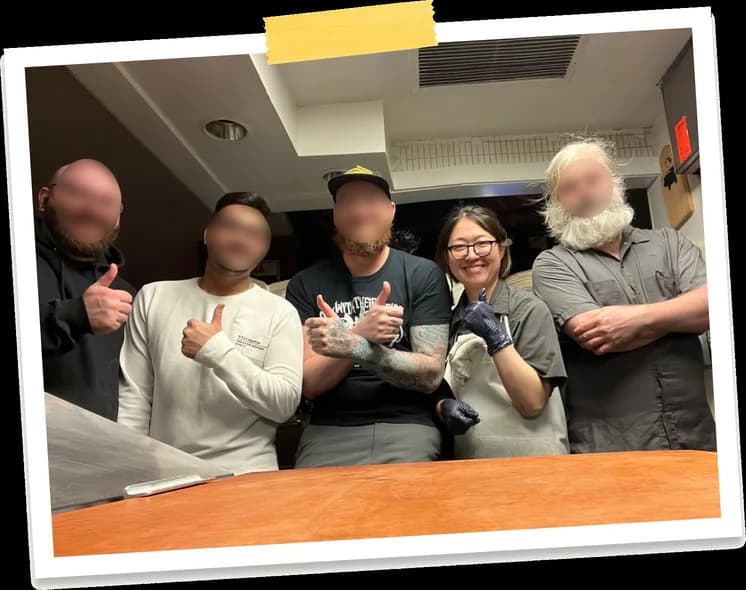 バンクーバーの職場の同僚とサムズアップをするKanaさん