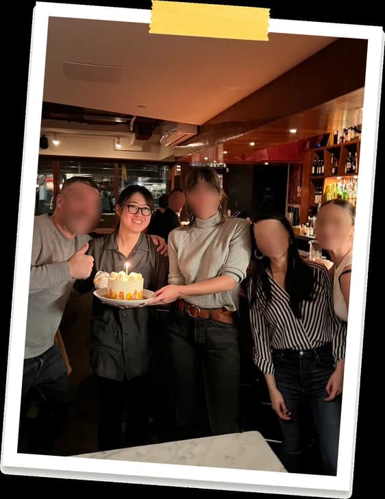 バースデーケーキを囲む職場の仲間とKanaさん