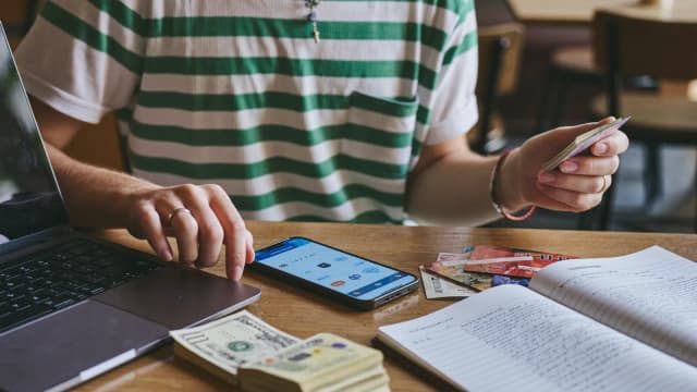 クレジットカード・デビットカード・現金と海外送金アプリのイメージ